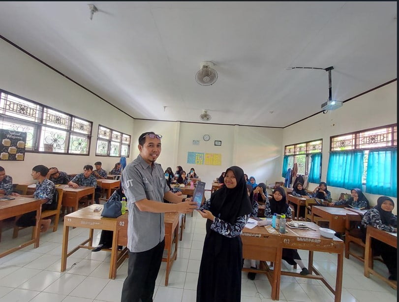 UT Purwokerto sosprom di SMA Negeri 1 Ayah Kebumen